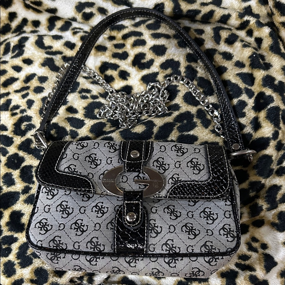 Guess Crossbody. Black and Gray